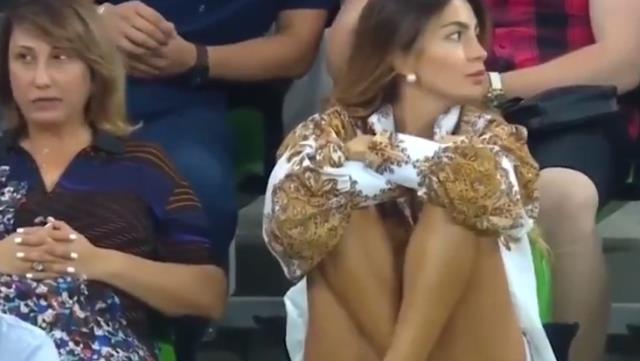 Arap spiker, maçı anlatmayı bıraktı kadın seyirciye serenat yaptı