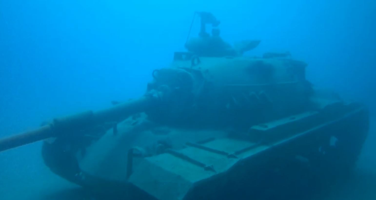 Su altındaki 45 tonluk tank dalış turizminin gözdesi oldu