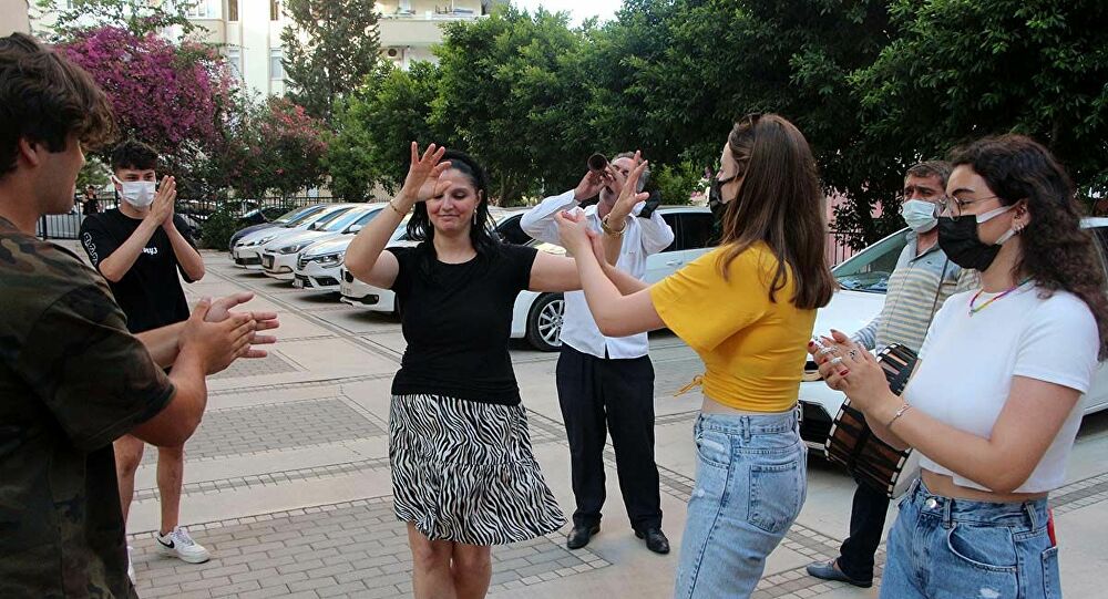 Adana'da eşinden boşanan kadın davul zurnayla kutlama yaptı