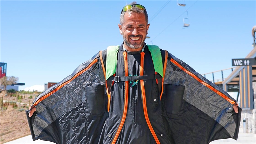 İşinden evine 'uçarak' gidiyor