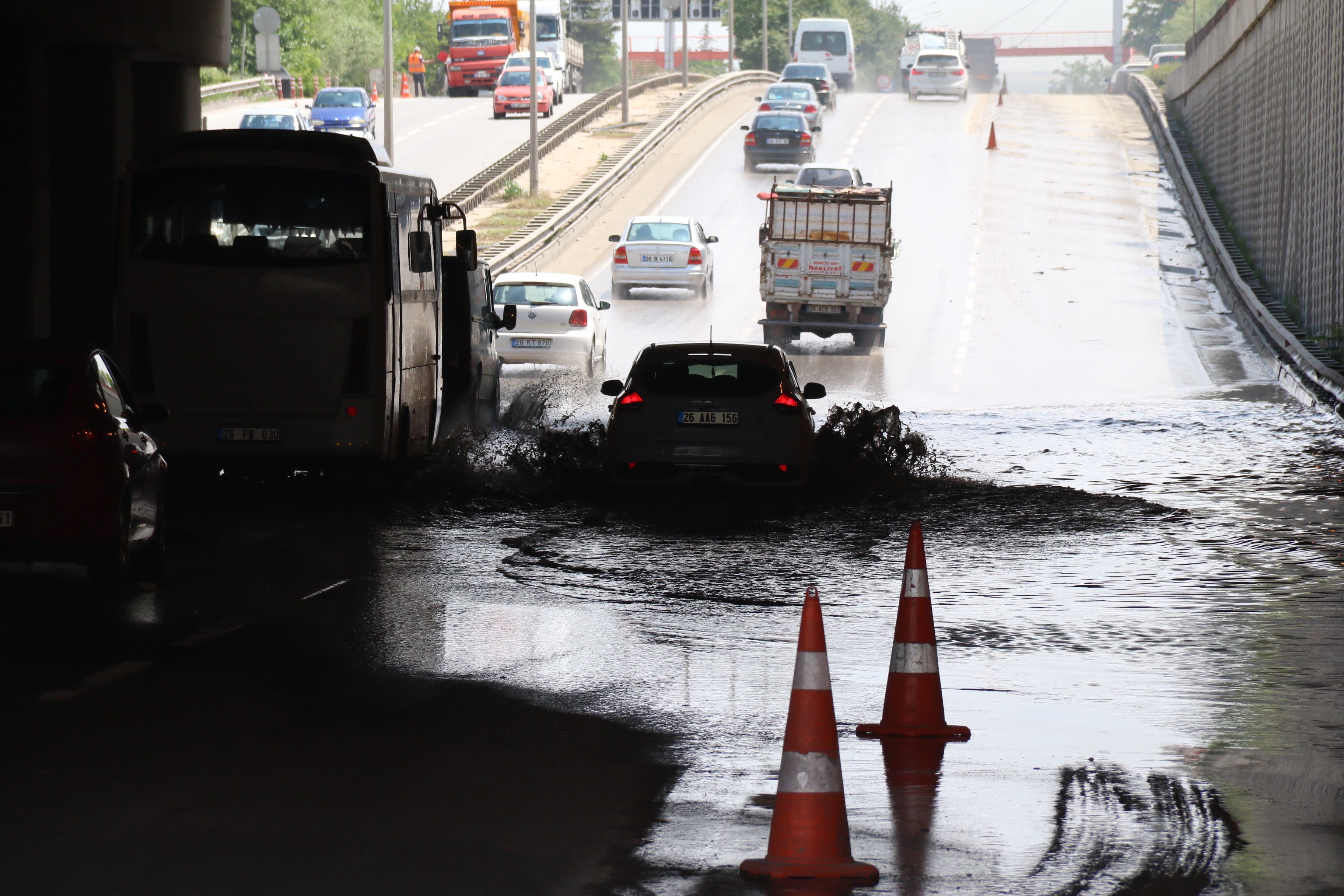 Yağmur sonrası alt geçitte biriken sular 20 saattir tahliye ediliyor