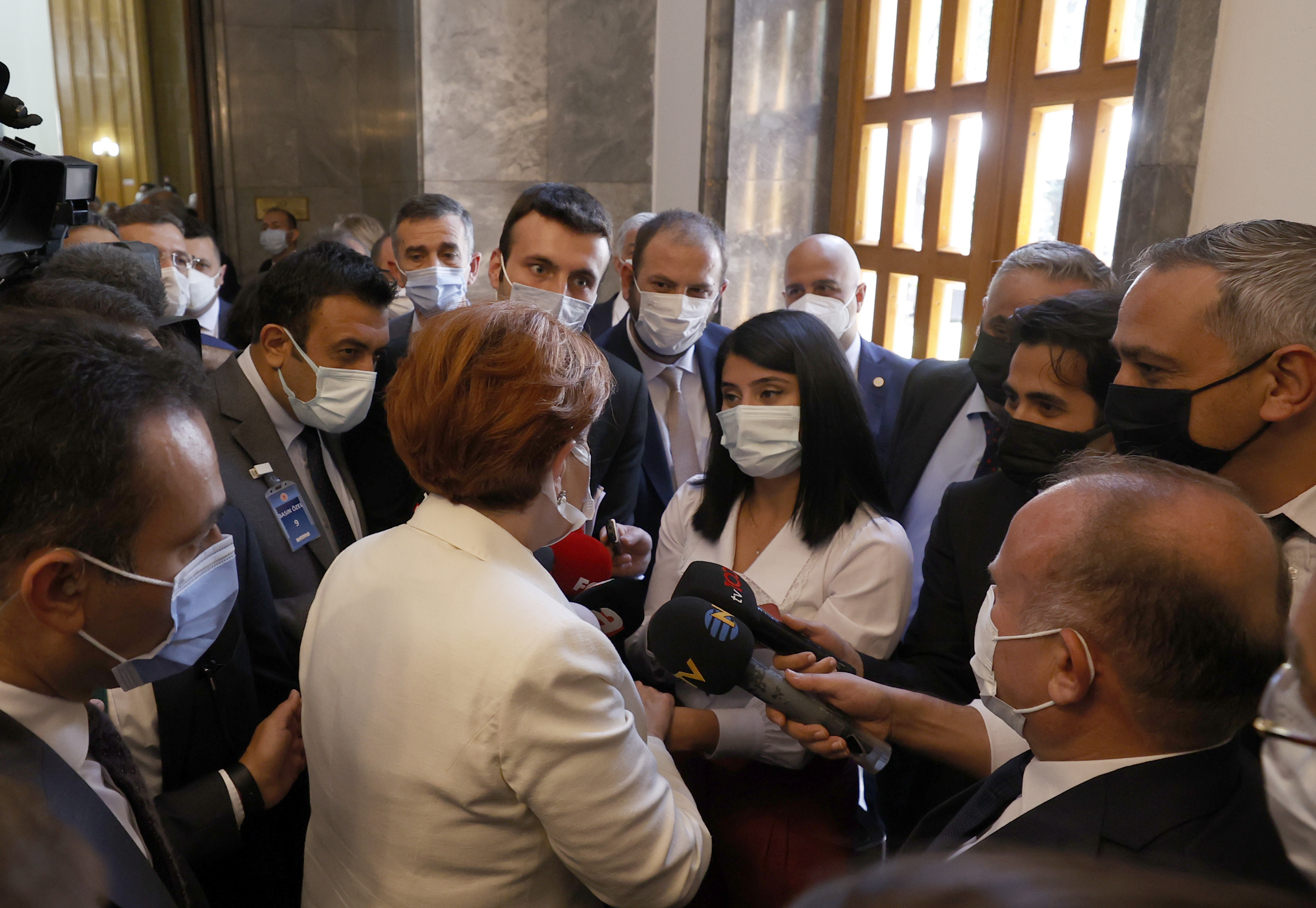 Meral Akşener gazetecilerden özür diledi