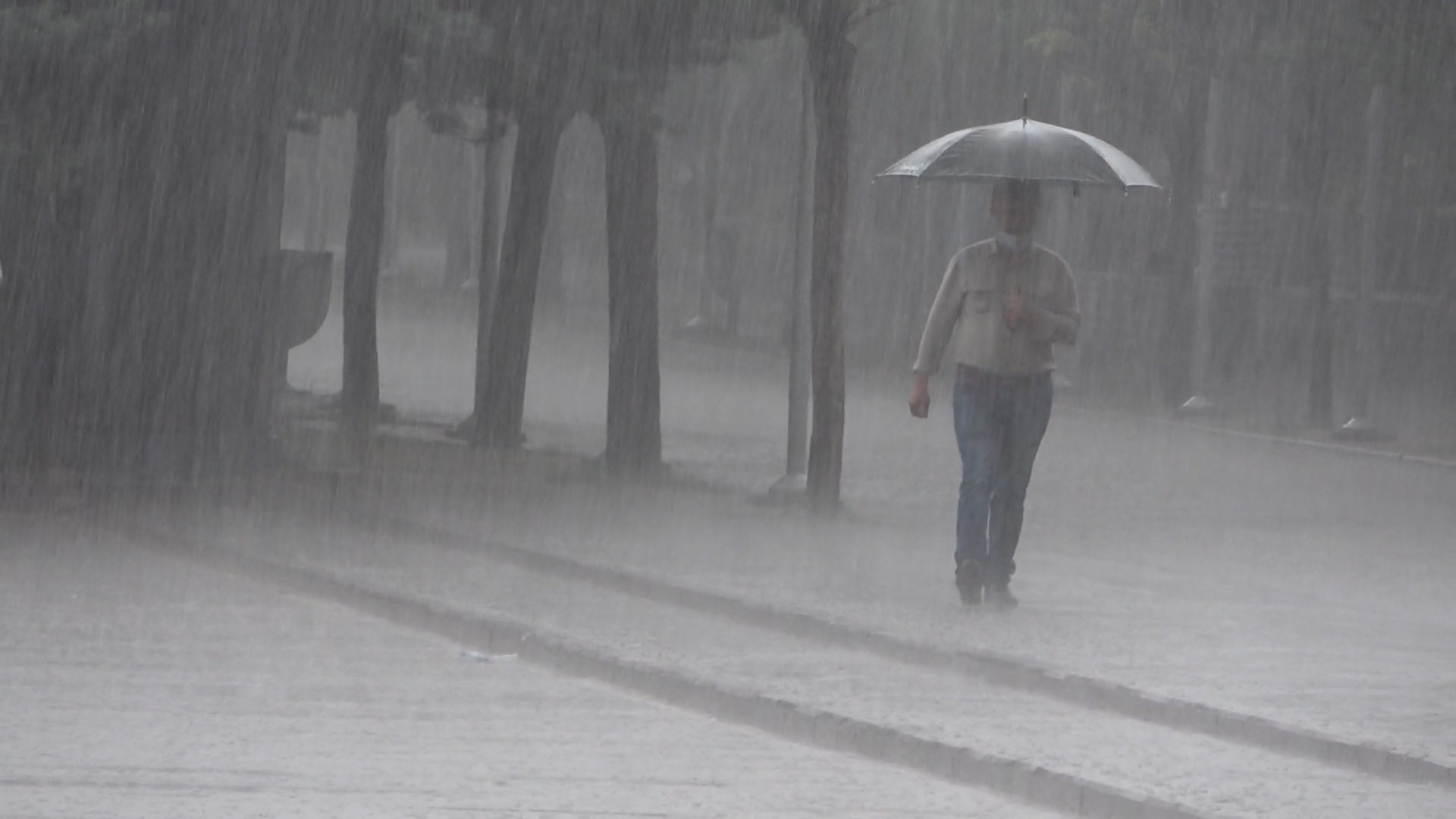 Şiddetli yağmur Kırıkkale'de yolları göle çevirdi