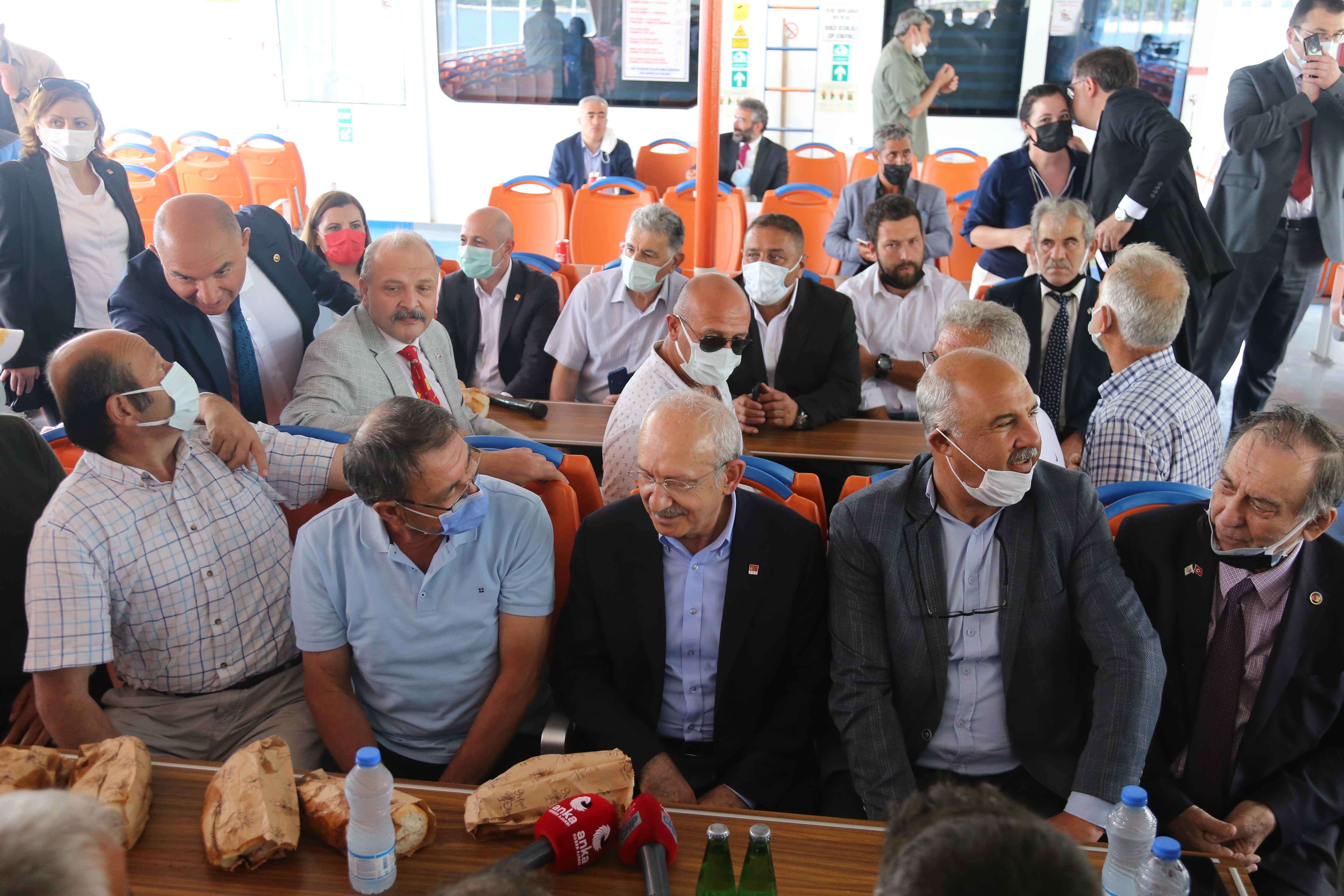 Kılıçdaroğlu, vatandaşlarla vapurda balık ekmek yedi