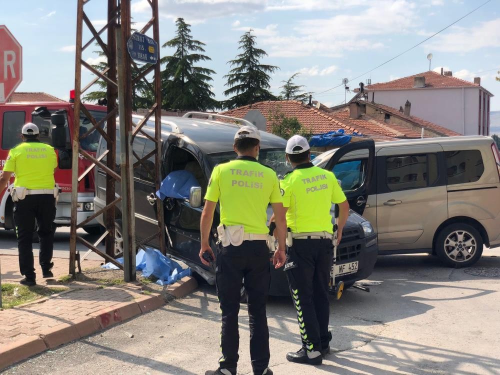 Trafik kazası 3 günlük evli çifti ayırdı