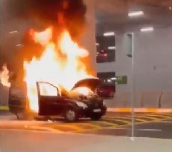 Havalimanında turist karşılamaya gelen VIP araç alev alev yandı