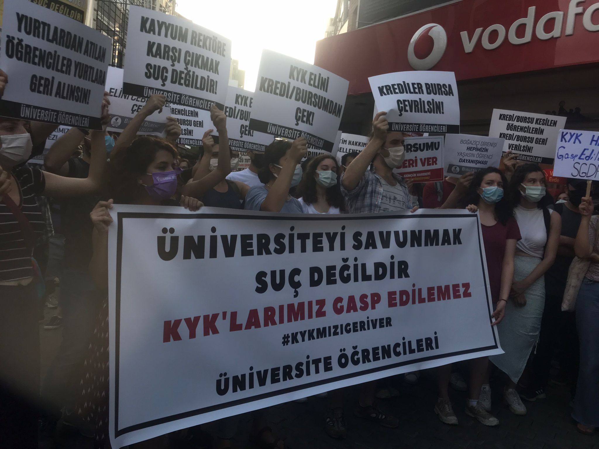 Kredi ve bursu kesilen üniversiteliler Beşiktaş'ta eylem yaptı: Bizden çaldıklarınızı geri alacağız