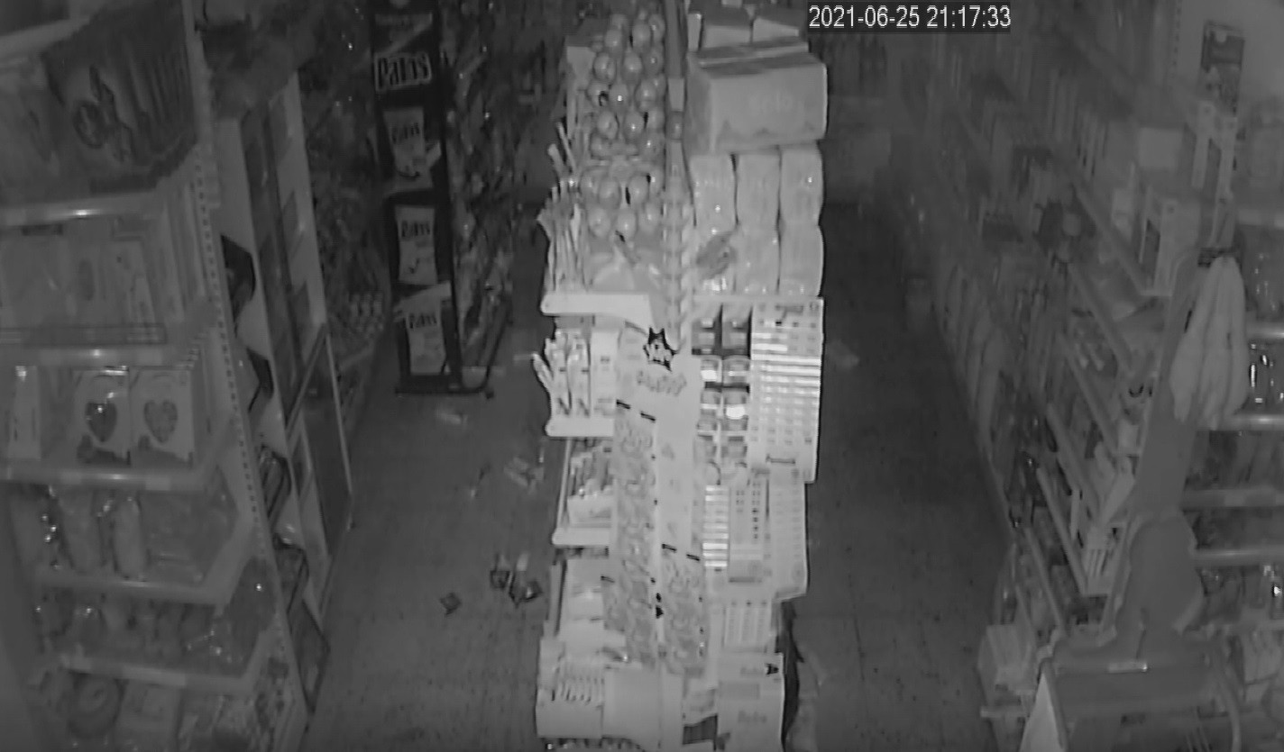 Bingöl’deki deprem iş yerlerinin güvenlik kamerasına yansıdı