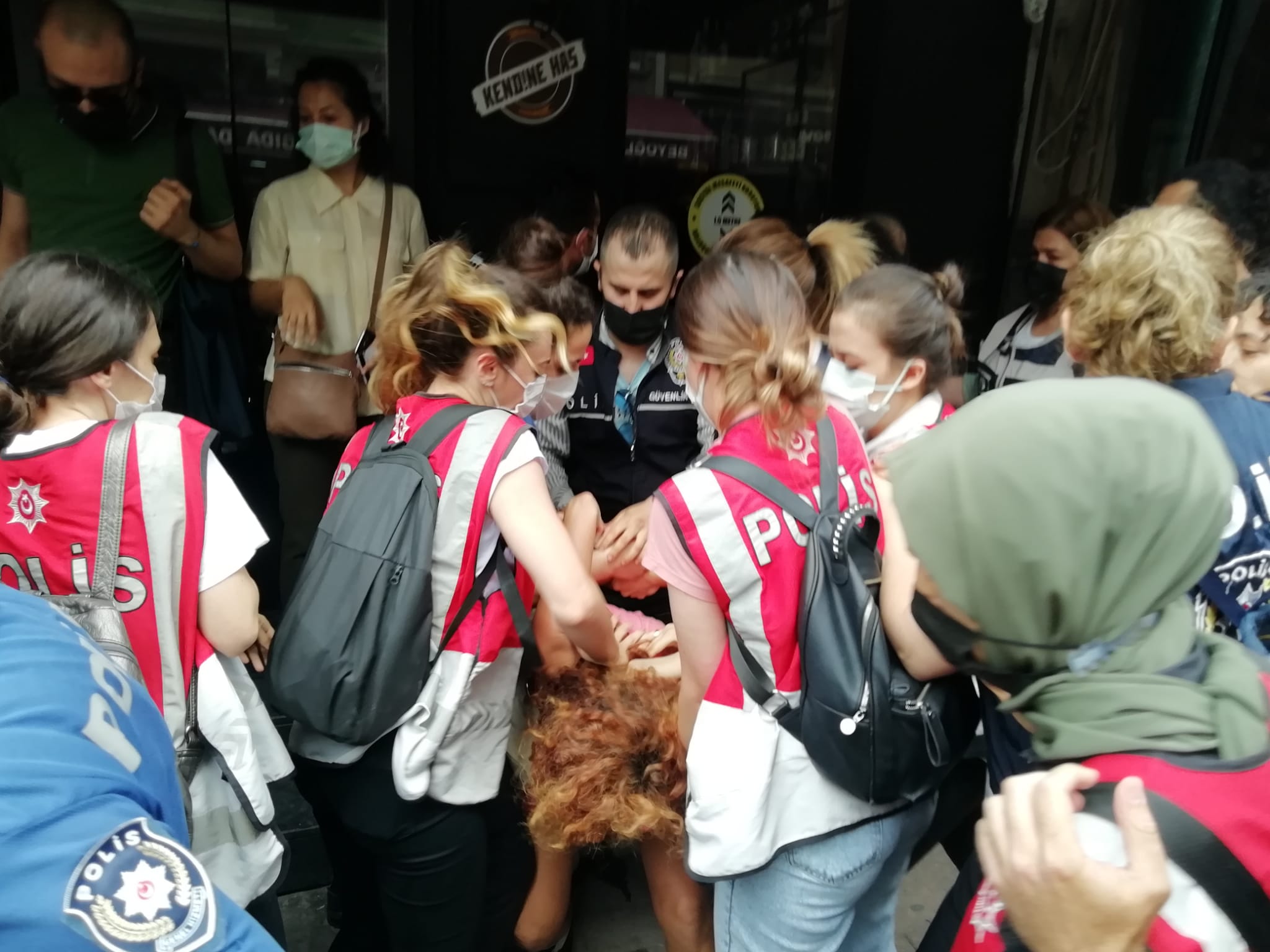 Taksim'de Onur Yürüyüşü öncesi polis müdahalesi