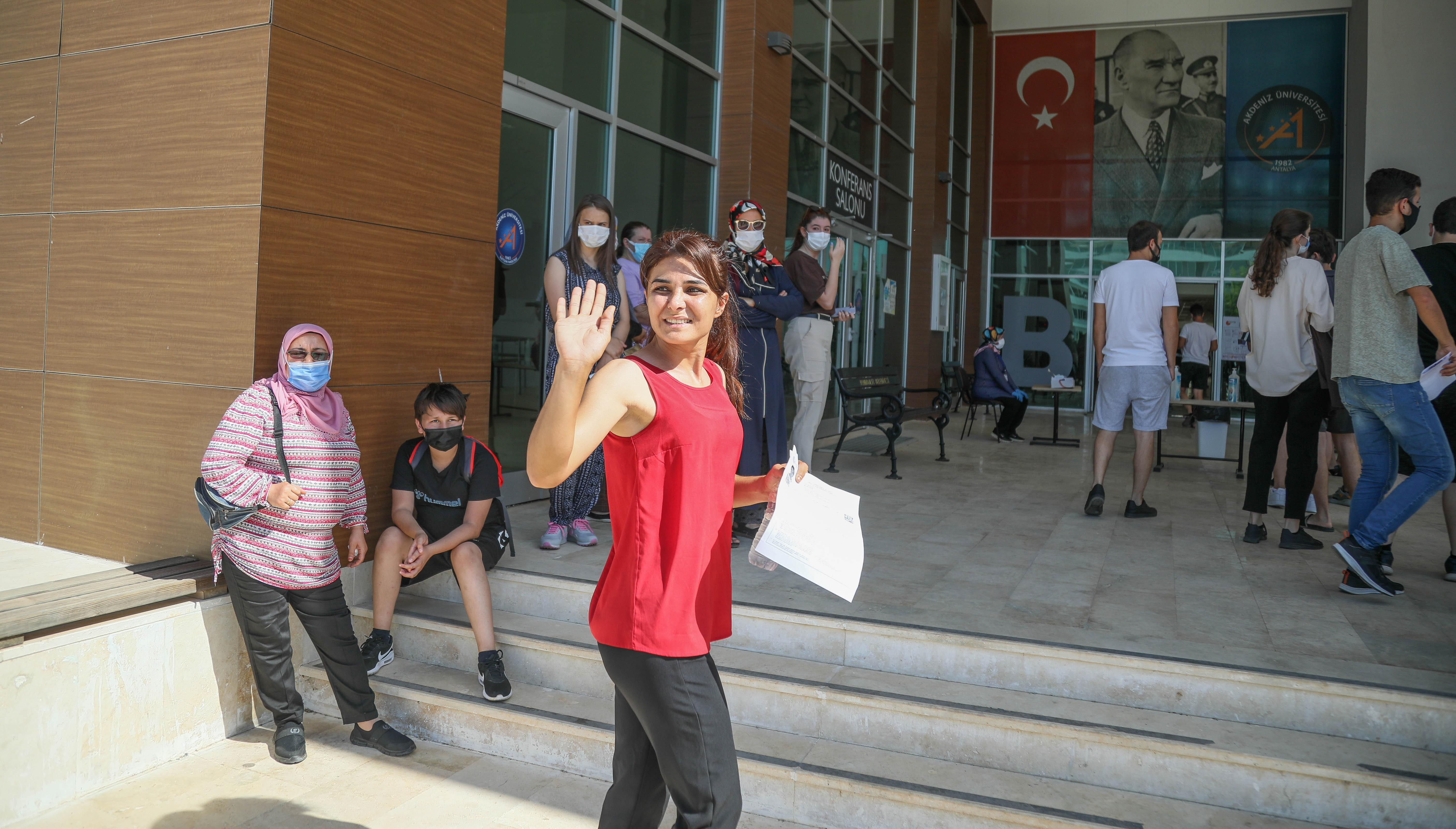YKS'ye giren Melek İpek kadınlara seslendi