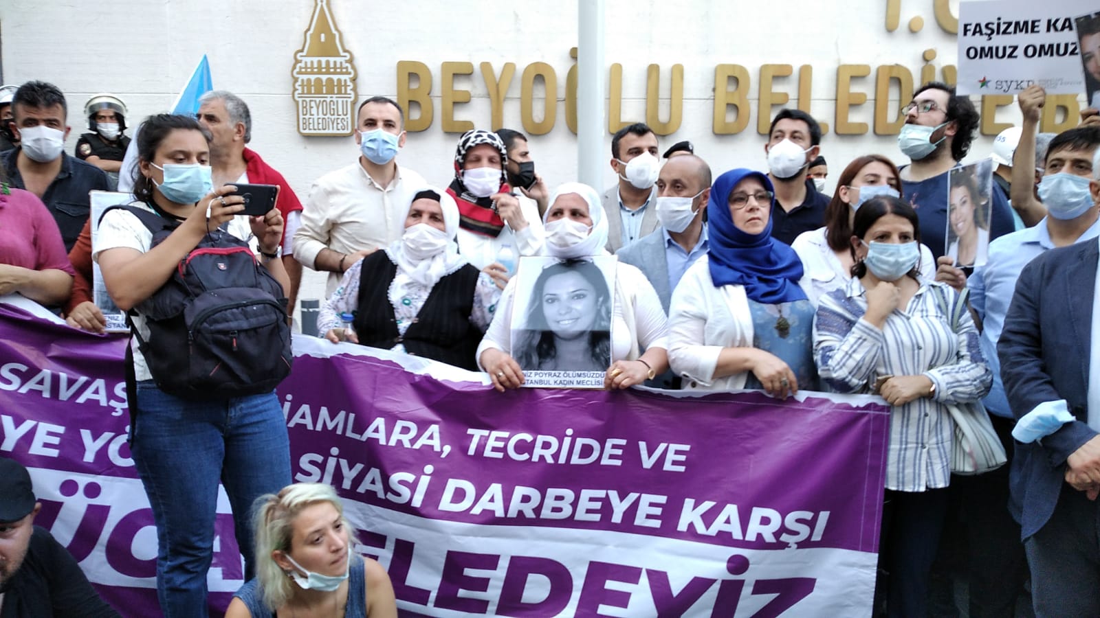HDP İstanbul İl Örgütü'nün Deniz Poyraz için düzenlediği eyleme polis müdahalesi