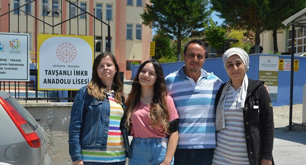 Kızlarına moral için sınava girdiler