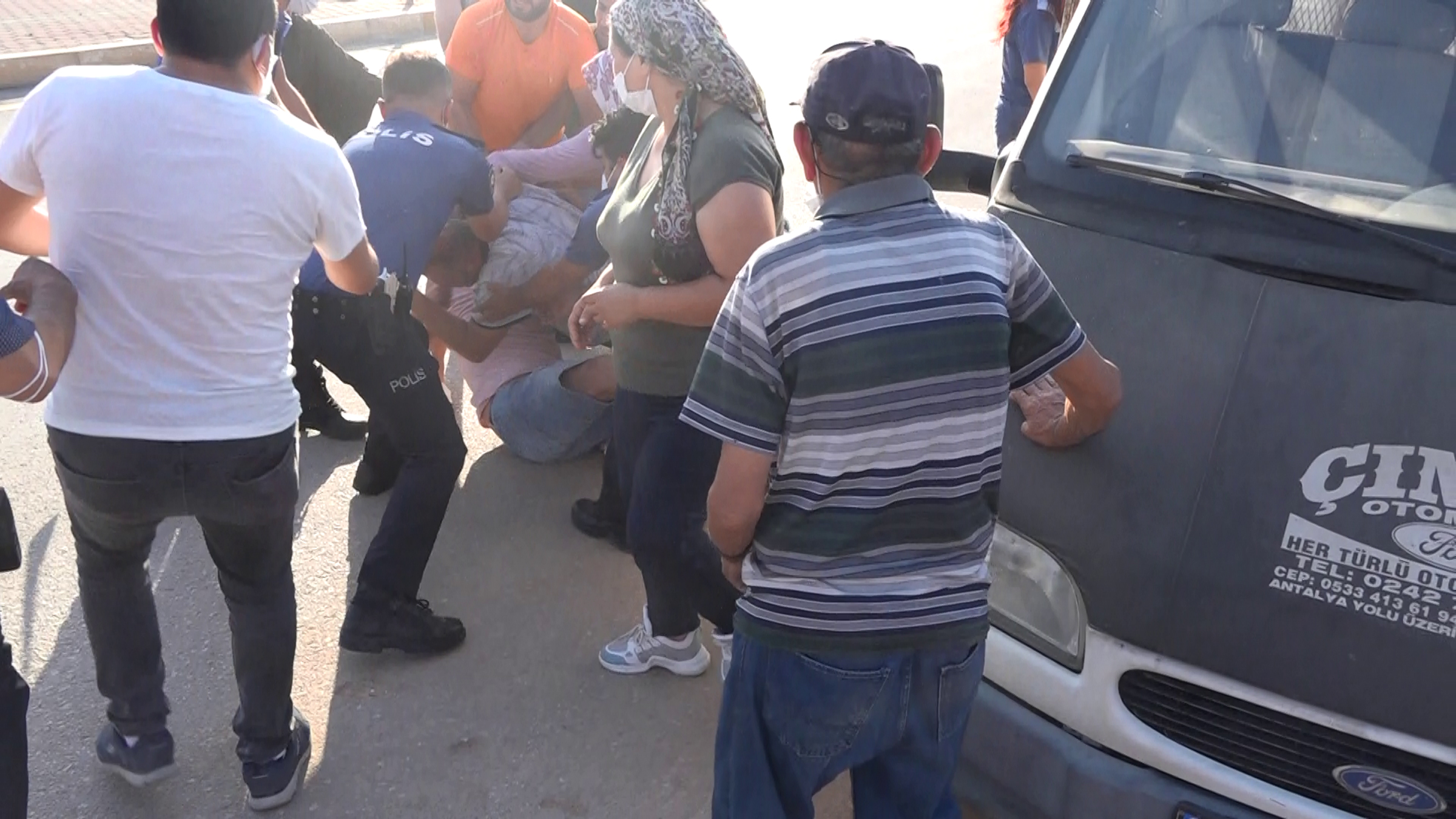 Cenazeyi unutup, yumruklu kavgaya tutuştular