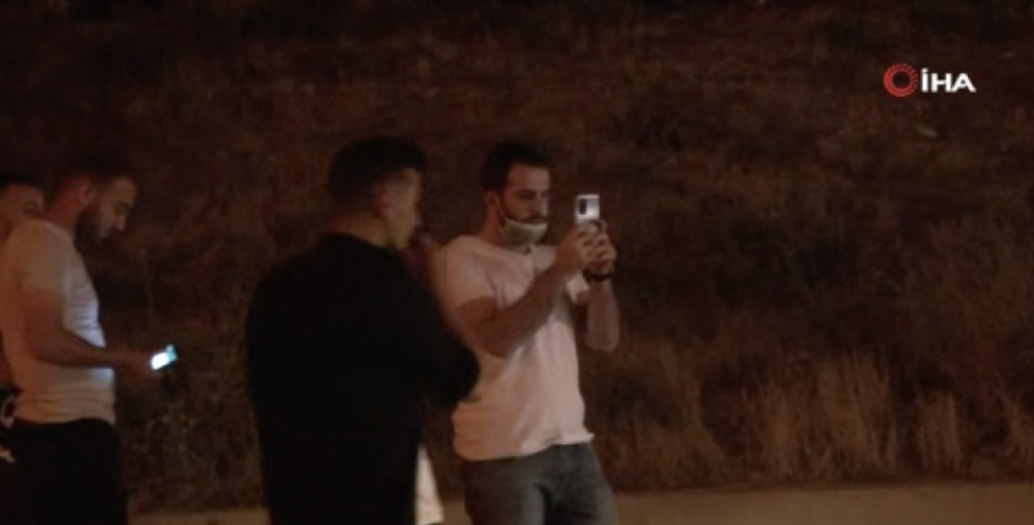 Polisin kaza yerindeki meraklı vatandaşlarla zorlu imtihanı