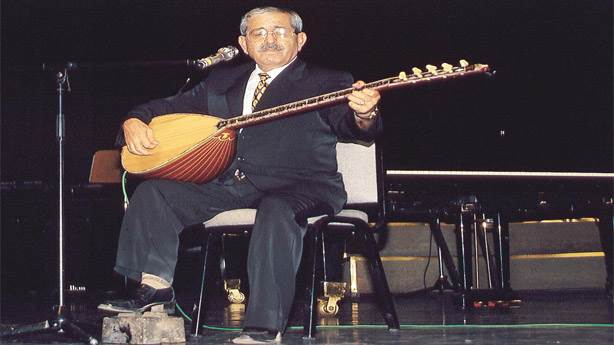 Aşık Mahzuni Şerif'in sazı açık artırmada satıldı