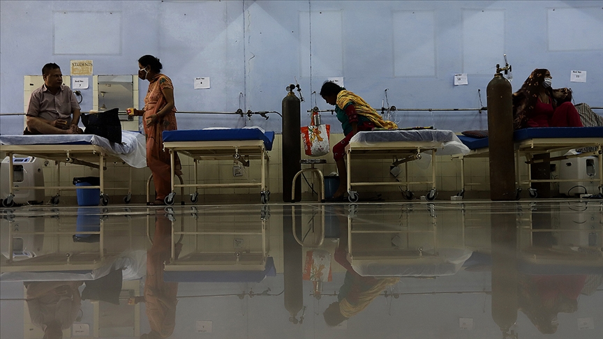 Hindistan'da vaka sayıları düştü: Son 24 saatte ölüm 1000'in altında