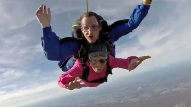 Çılgın nine 94. yaşını 3 bin metreden paraşütle atlayarak kutladı!