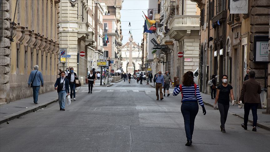 İtalya'da açık alanda maske zorunluluğu kaldırıldı