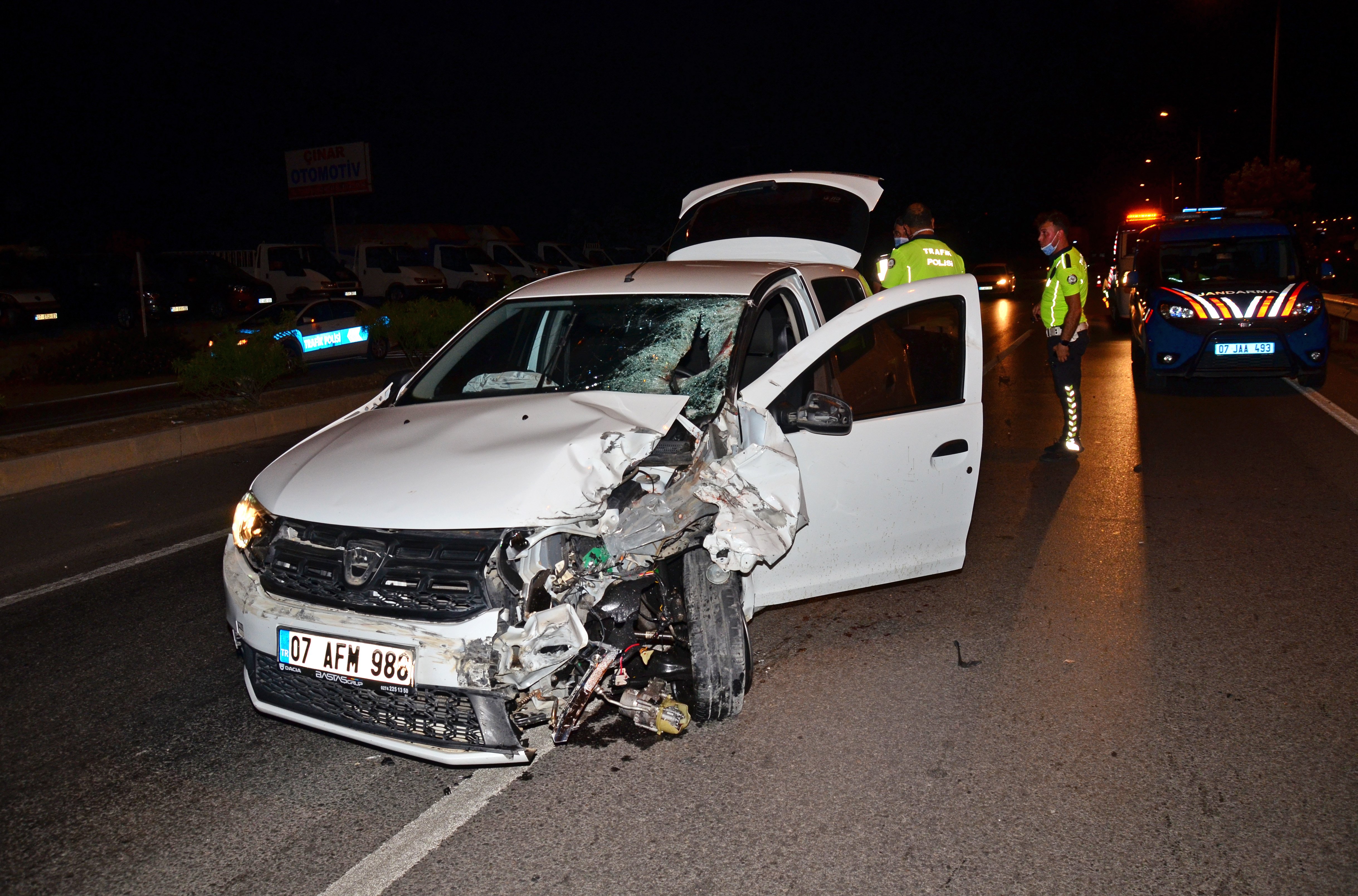 Antalya’da motosikletle otomobil çarpıştı: 1 ölü, 2 yaralı