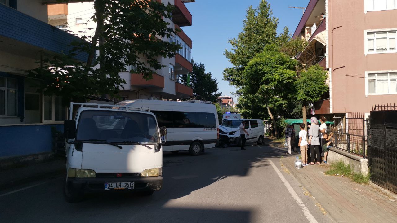 Kocaeli'de panelvan ile servis minibüsü çarpıştı: 10 yaralı
