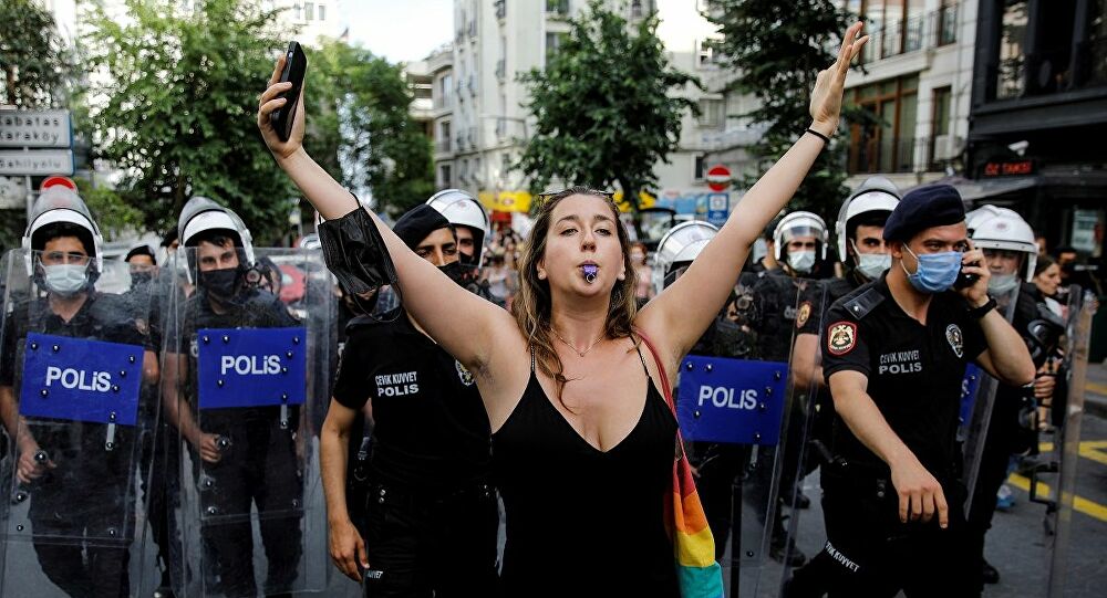 Onur Yürüyüşü'nde polislerin önünde dans eden Liana Georgi: Korktum ama yalnız değildim