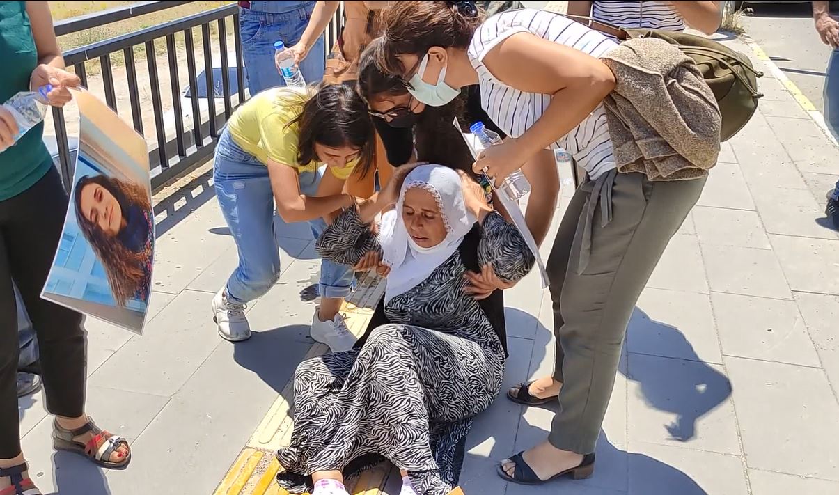 Ordu'ya yürüyen Gülistan Doku'nun annesi fenalaştı