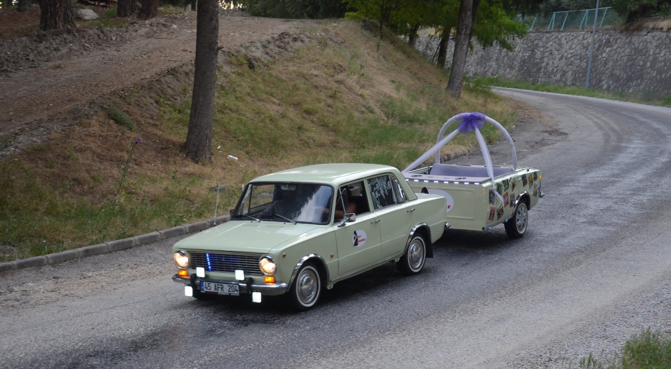 Hurda 'Hacı Murat'ı gelin arabası yaptı