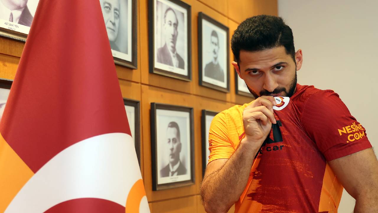 Galatasaray'da Emre Akbaba'nın sözleşmesi uzatıldı