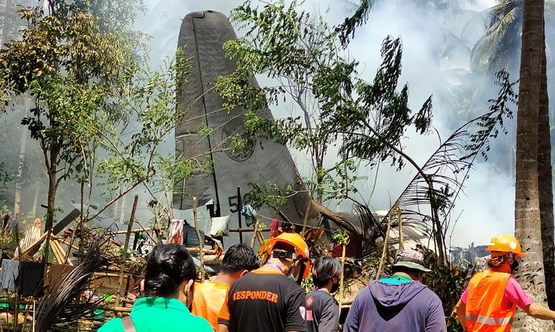 Filipinler'de 85 kişinin olduğu askeri uçak düştü: En az 29 ölü