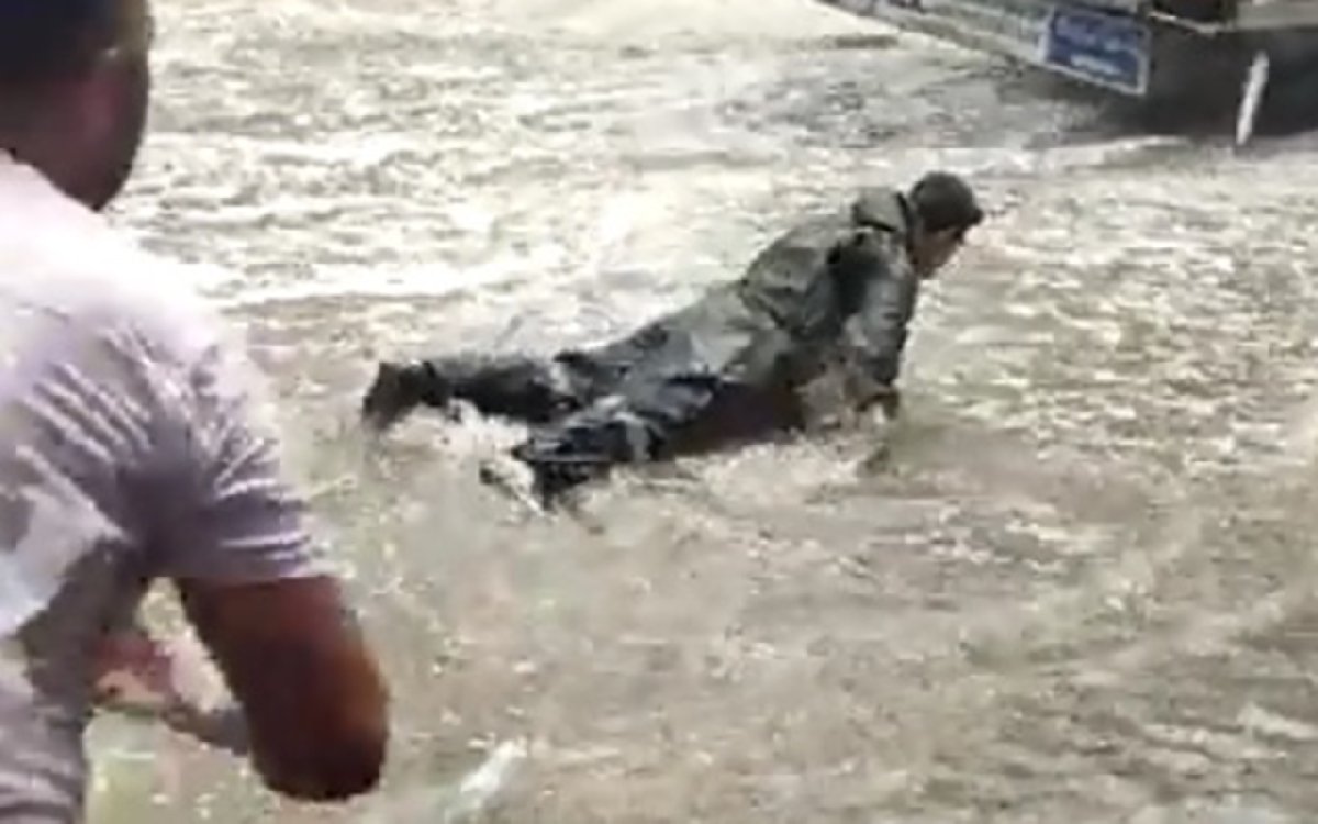 Aşırı sıcaklardan bunaldı, sel sularına atladı