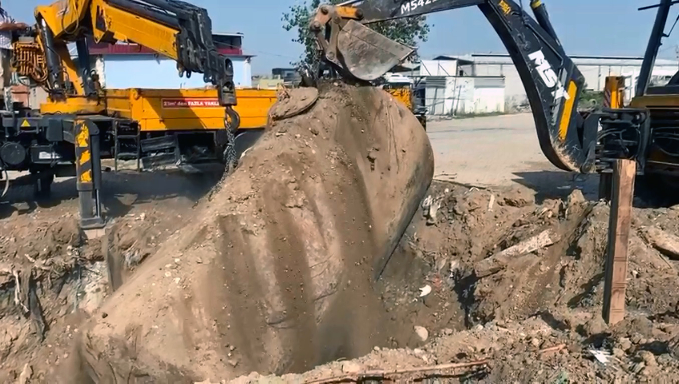 Adana'da toprağa gömülü 6 bin 470 litre kaçak akaryakıt ele geçirildi