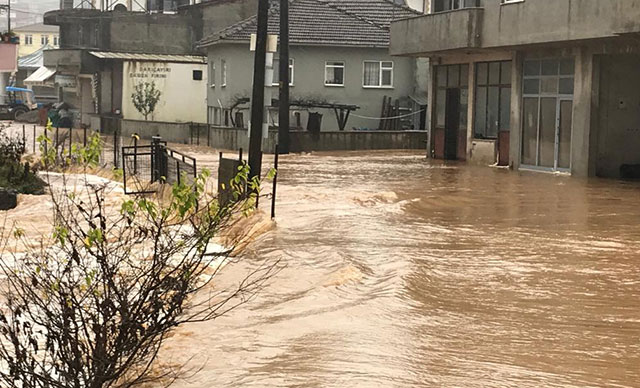 Düzce'de selde evlerinde mahsur kalan 27 kişi kurtarıldı