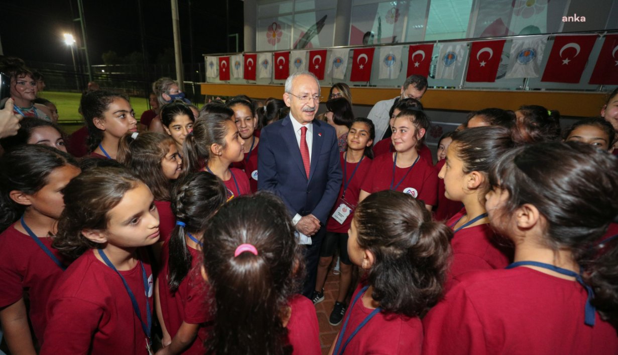 Kılıçdaroğlu Mersin'de kız öğrenci yurdunu ziyaret etti