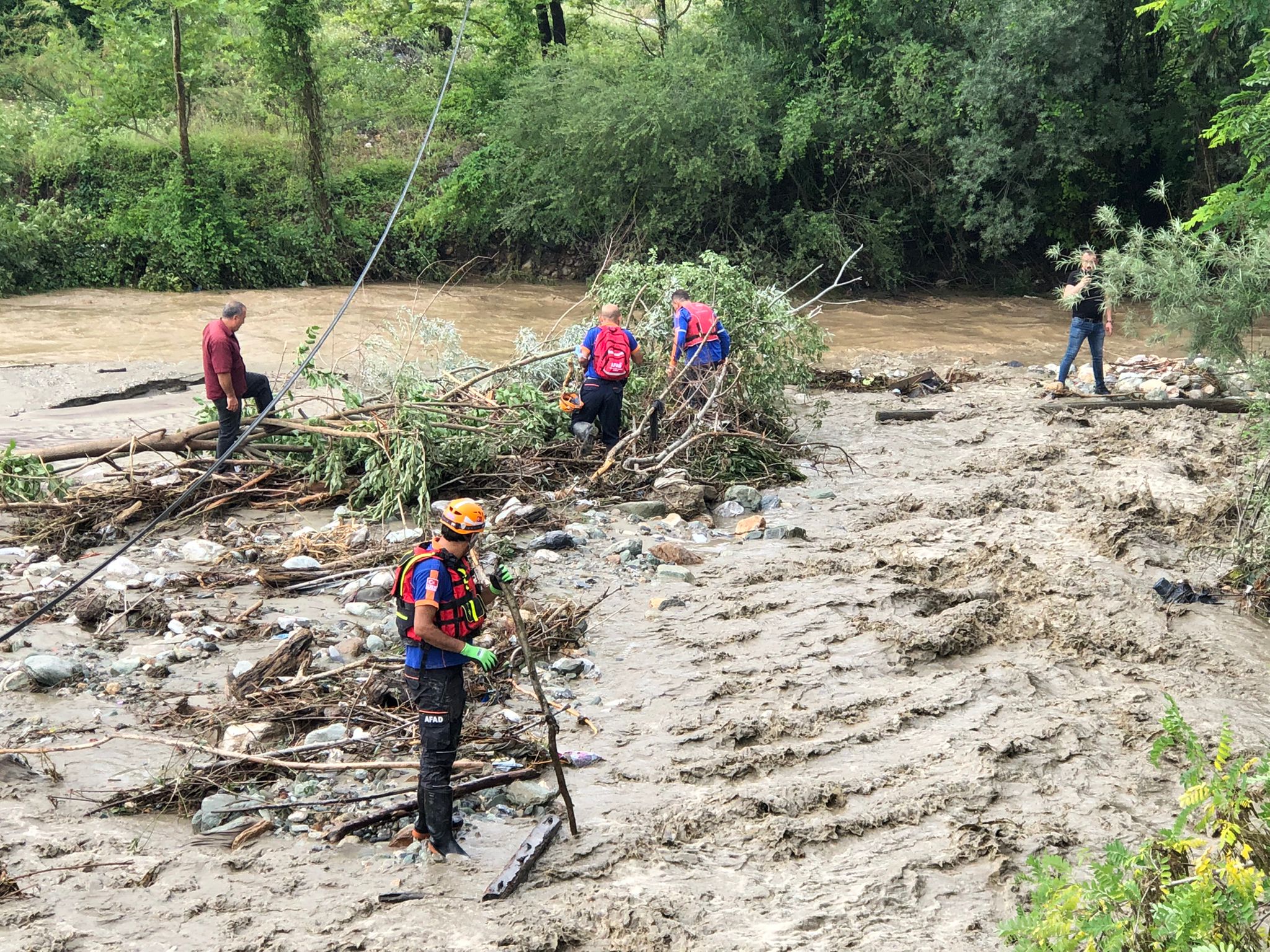 Sakarya'da dere taştı; 1 kişi kayıp