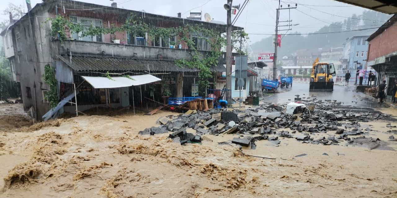 Zonguldak'ı sel vurdu: Araçlar ve dükkanlar suya gömüldü