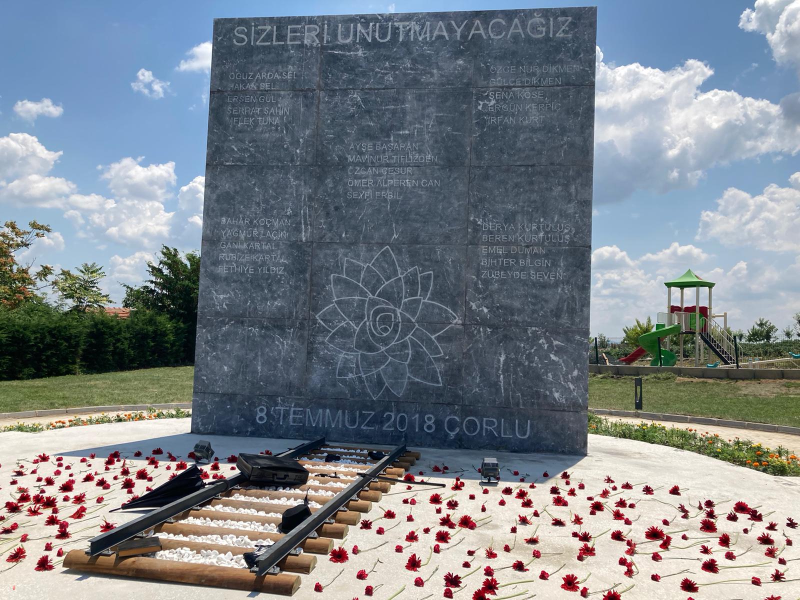 Çorlu tren faciasında hayatının kaybedenler anasına anıt yapıldı