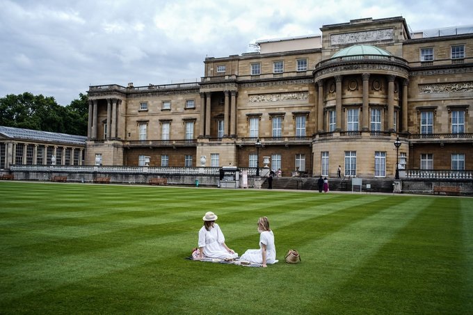 İngiltere'de bir ilk: Buckingham Sarayı bahçesinde piknik