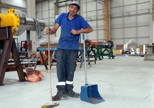 Engelli temizlik işçisi, bulduğu para dolu cüzdanı polise teslim etti