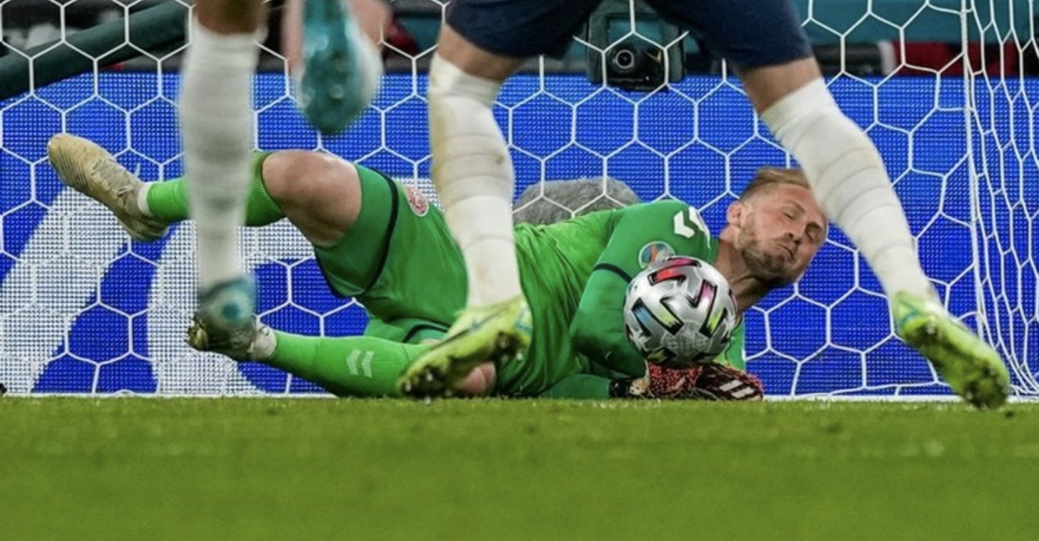 UEFA'dan İngiltere'ye Danimarka kalecisinin yüzüne lazer tutulmasına ceza