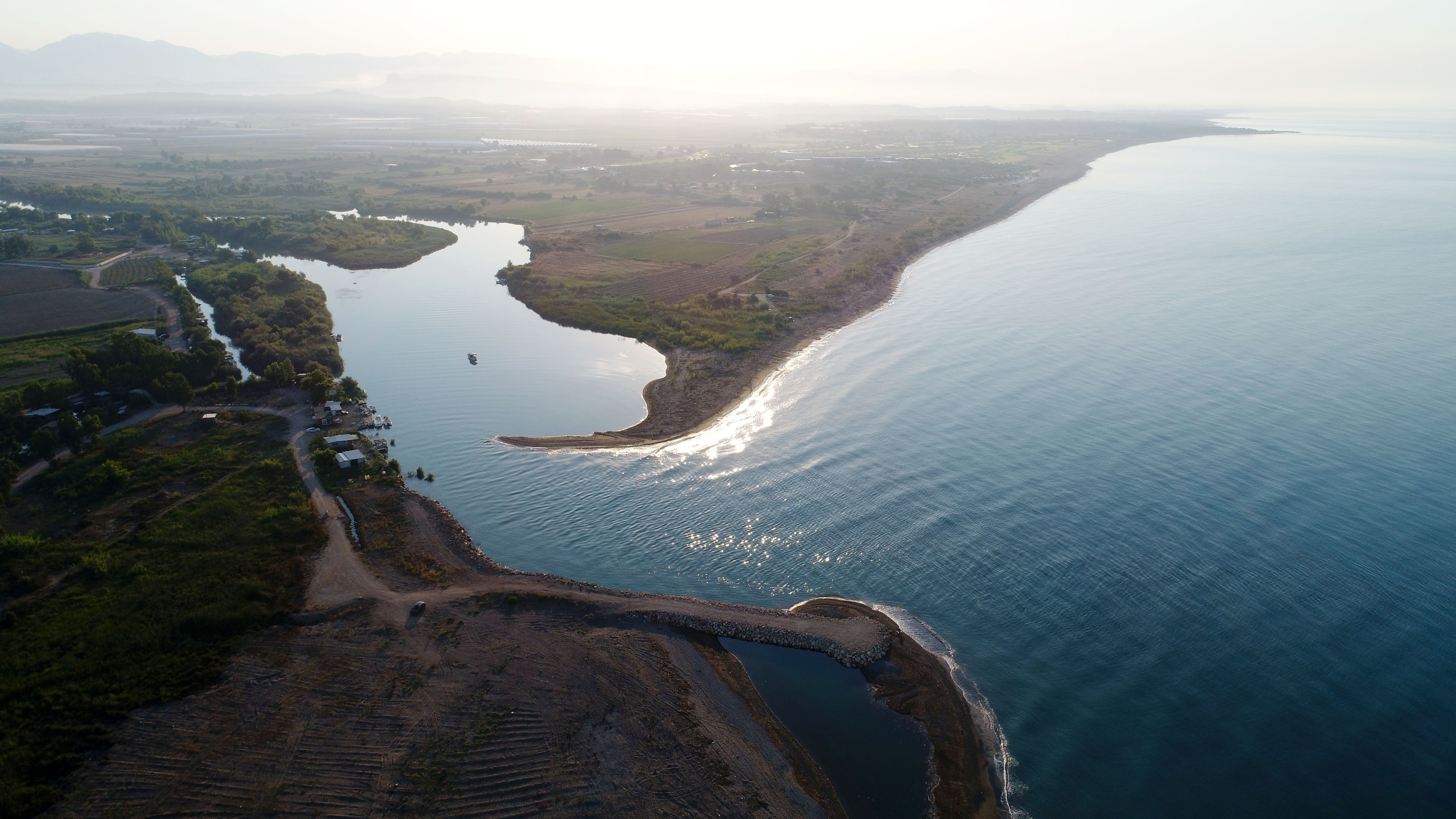 Devlet Su İşleri'nin 'mendirek' inadı yüzünden caretta kumsalı 100 metre eridi