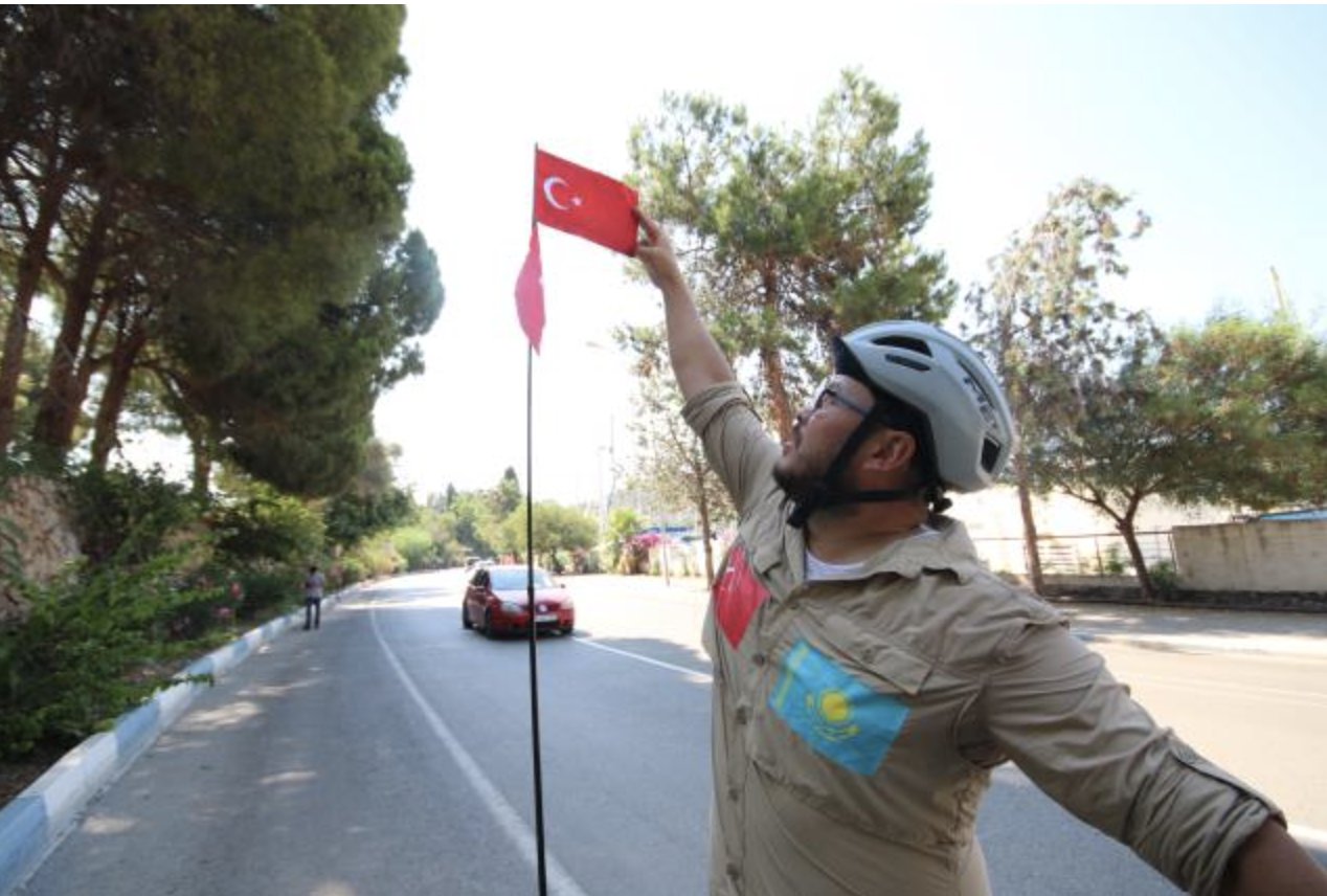 Bisikletle Türkiye turuna çıkan sporcu Kaş'a ulaştı