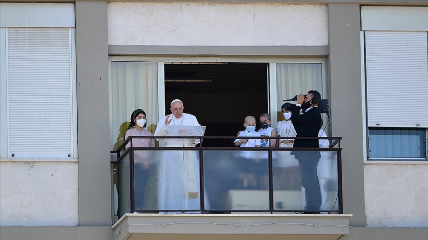 Papa Francis, ameliyattan sonra ilk kez göründü: Hastane odasından pazar duası yaptı