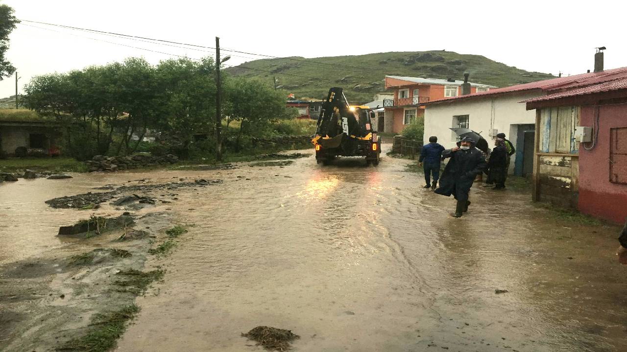 Ardahan'da sel; evleri su bastı
