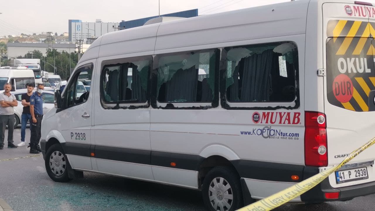 Kocaeli'de servis minibüsüne silahlı saldırı: 4 yaralı