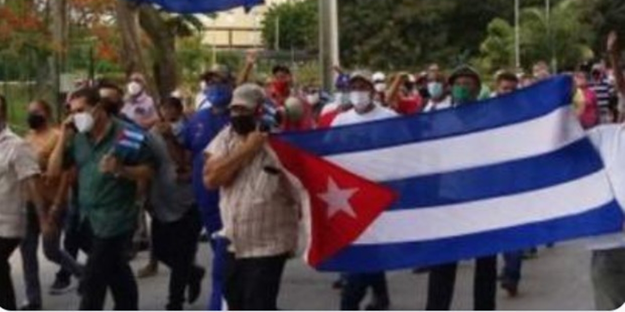 Küba'da hükümet karşıtı protestocular ABD bayrağıyla yürüdü