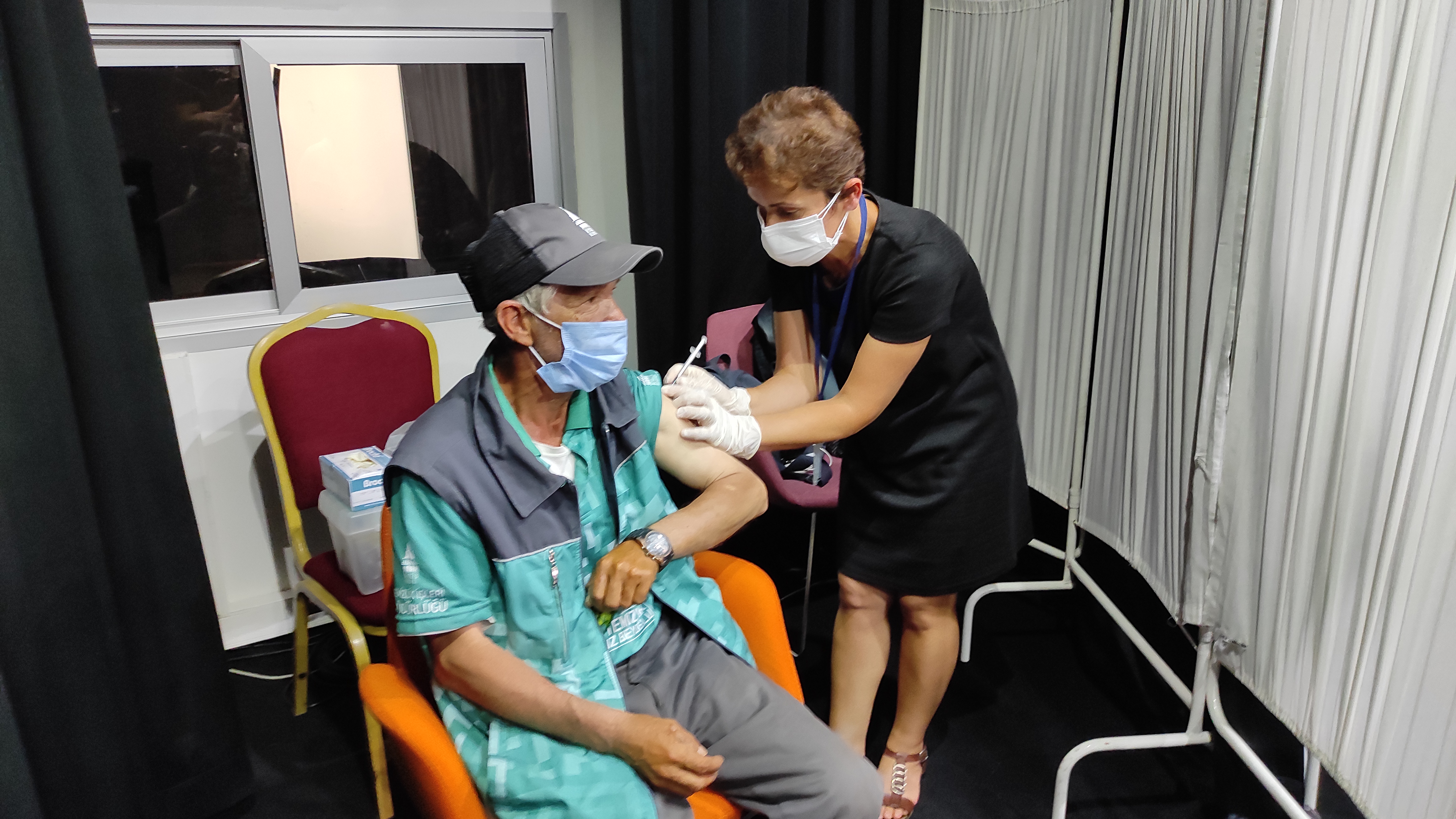 Beyoğlu'nda yerinde aşı uygulaması yapılıyor