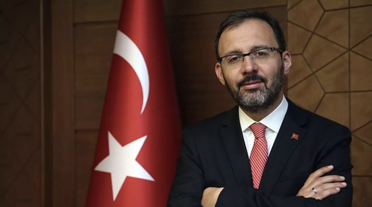 Bakan Kasapoğlu: Galatasaray'ın karşı karşıya kaldığı bu ilkel tavrı şiddetle kınıyorum