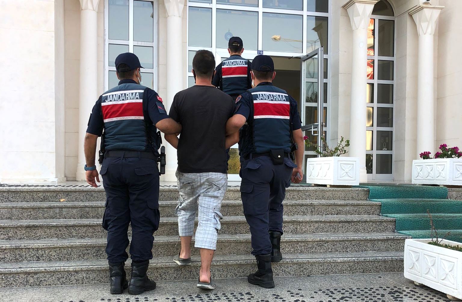 Firari FETÖ hükümlüsü tekne tamir ederken yakalandı