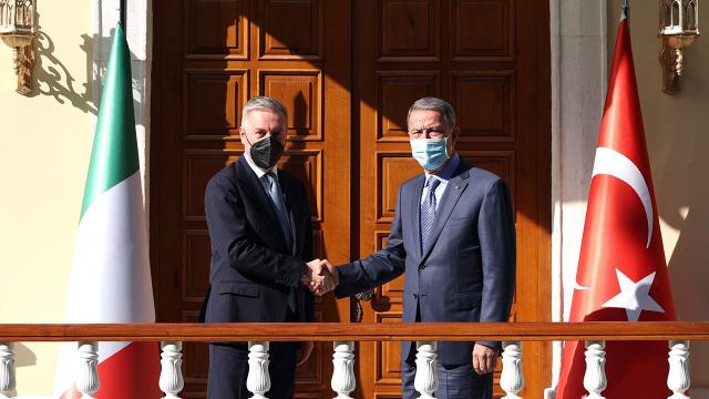 Bakan Akar, İtalyan mevkidaşı ile görüştü