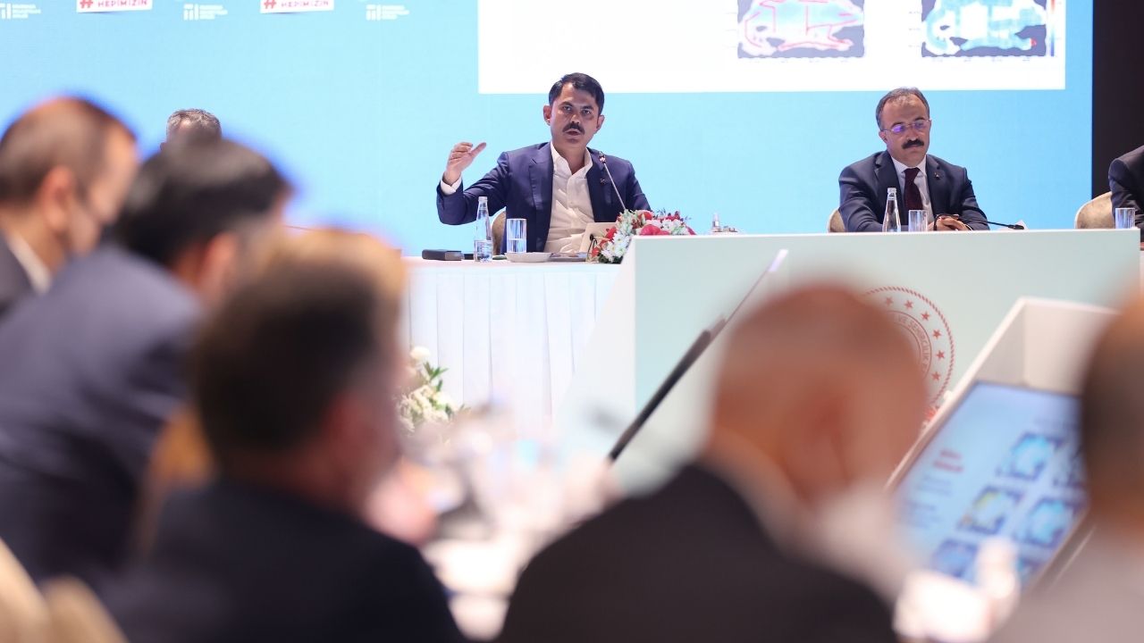 Bakan Kurum Marmara Denizi'nde ilk 20 metrede müsilaja rastlanmadığı açıkladı